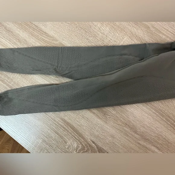 Lululemon gray laser cut bottoms size 6 - Picture 3 of 3